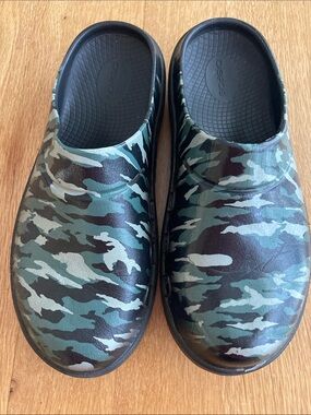 OOFOS unisex Camo Recovery Clogs in Green and Black Men's 9 Ladies 10